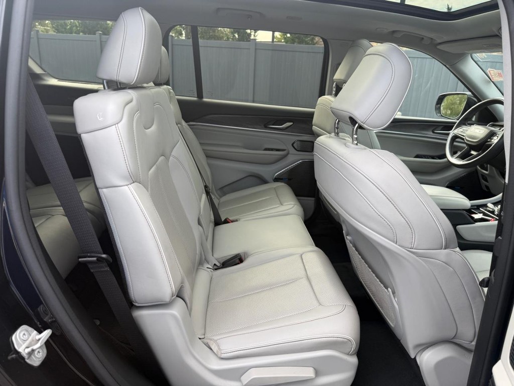 Jeep Grand Cherokee L Vehicle Full-screen Gallery Image 08