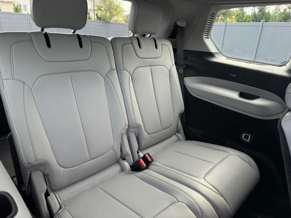 Jeep Grand Cherokee L Vehicle Full-screen Gallery Image 09