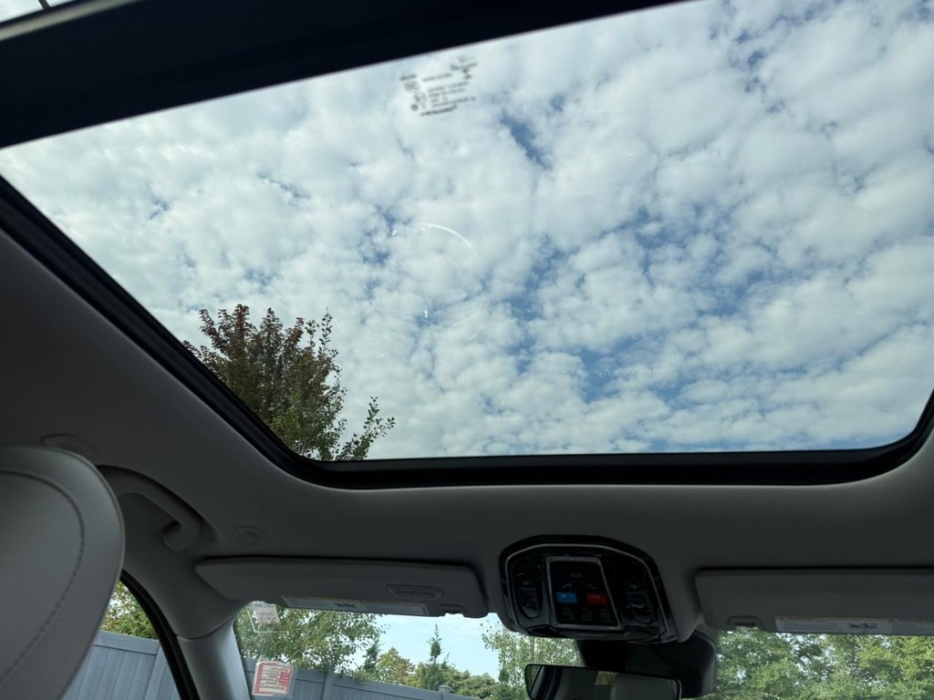 Jeep Grand Cherokee L Vehicle Full-screen Gallery Image 11