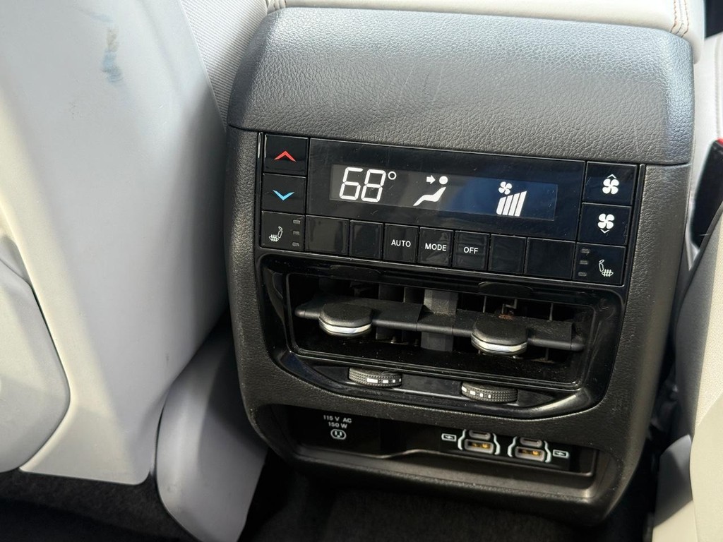 Jeep Grand Cherokee L Vehicle Full-screen Gallery Image 12