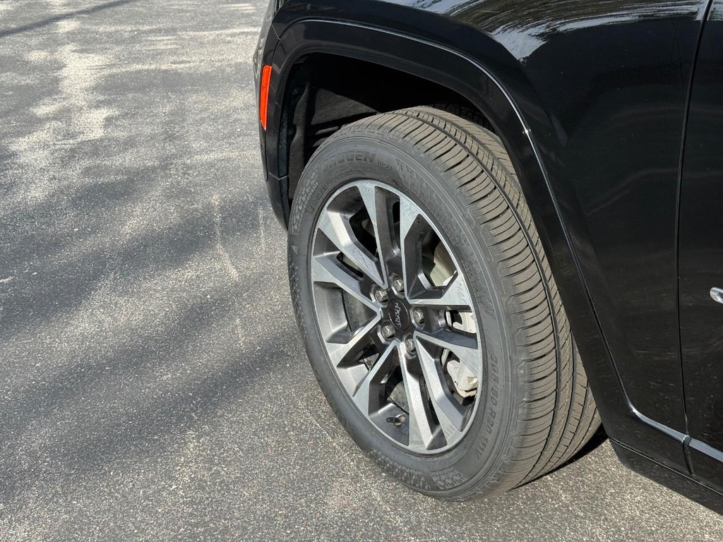 Jeep Grand Cherokee L Vehicle Full-screen Gallery Image 13