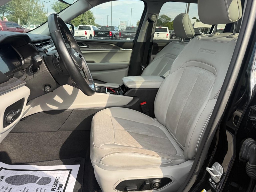 Jeep Grand Cherokee L Vehicle Full-screen Gallery Image 14