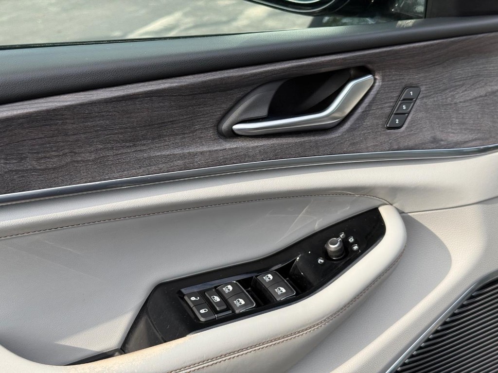 Jeep Grand Cherokee L Vehicle Full-screen Gallery Image 15