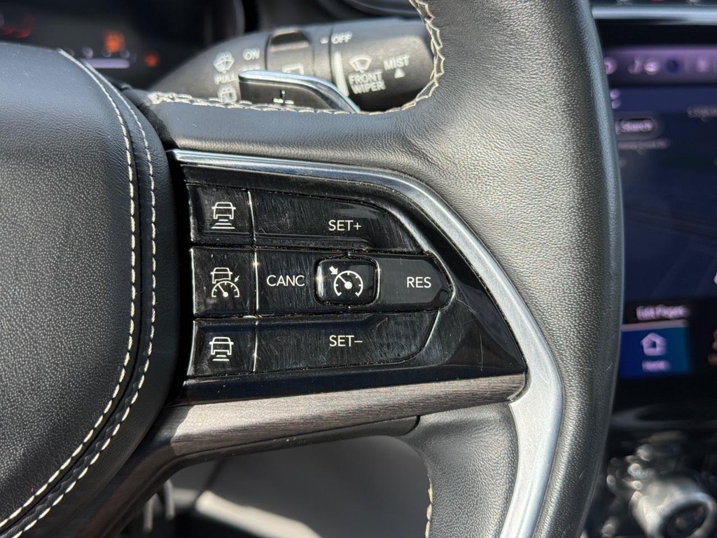 Jeep Grand Cherokee L Vehicle Full-screen Gallery Image 17