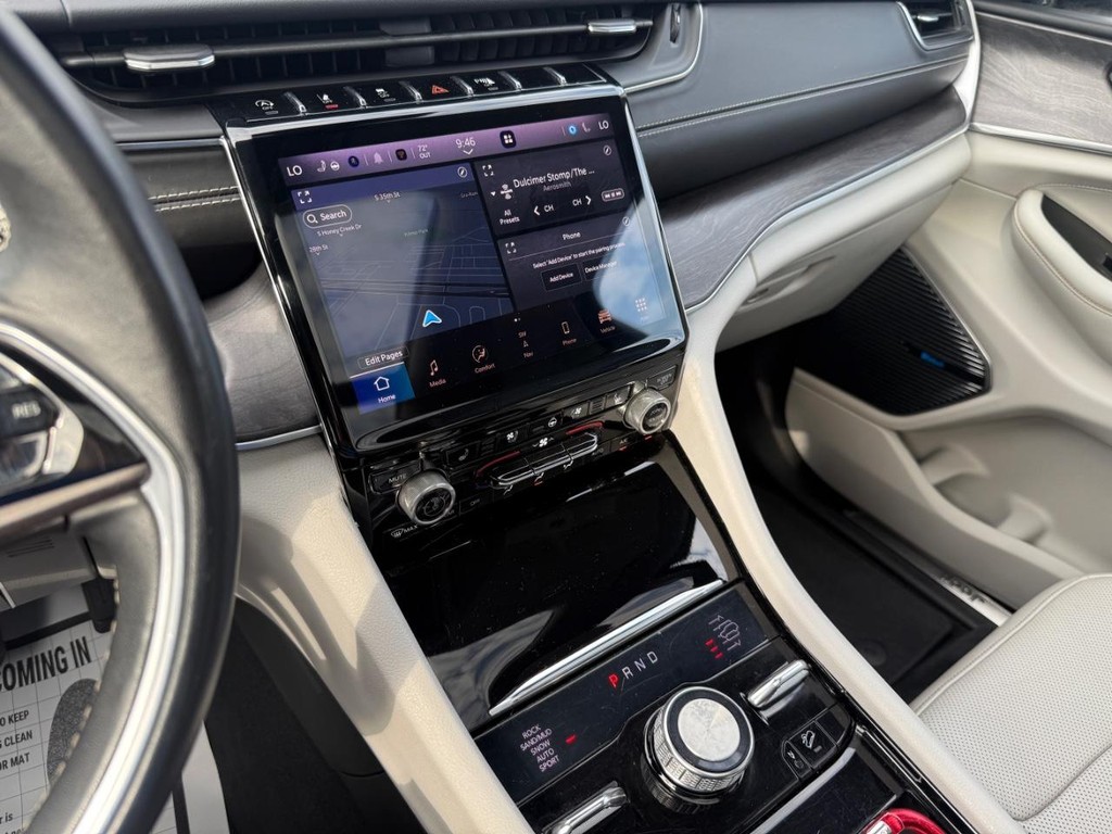 Jeep Grand Cherokee L Vehicle Full-screen Gallery Image 21