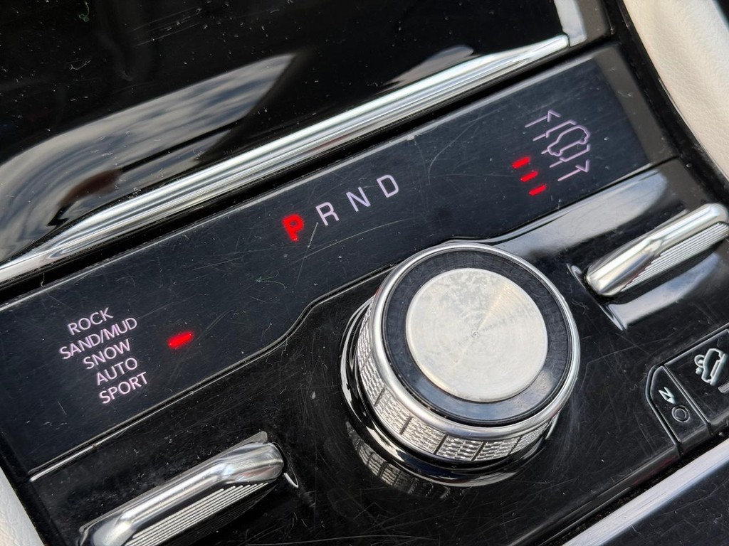 Jeep Grand Cherokee L Vehicle Full-screen Gallery Image 22