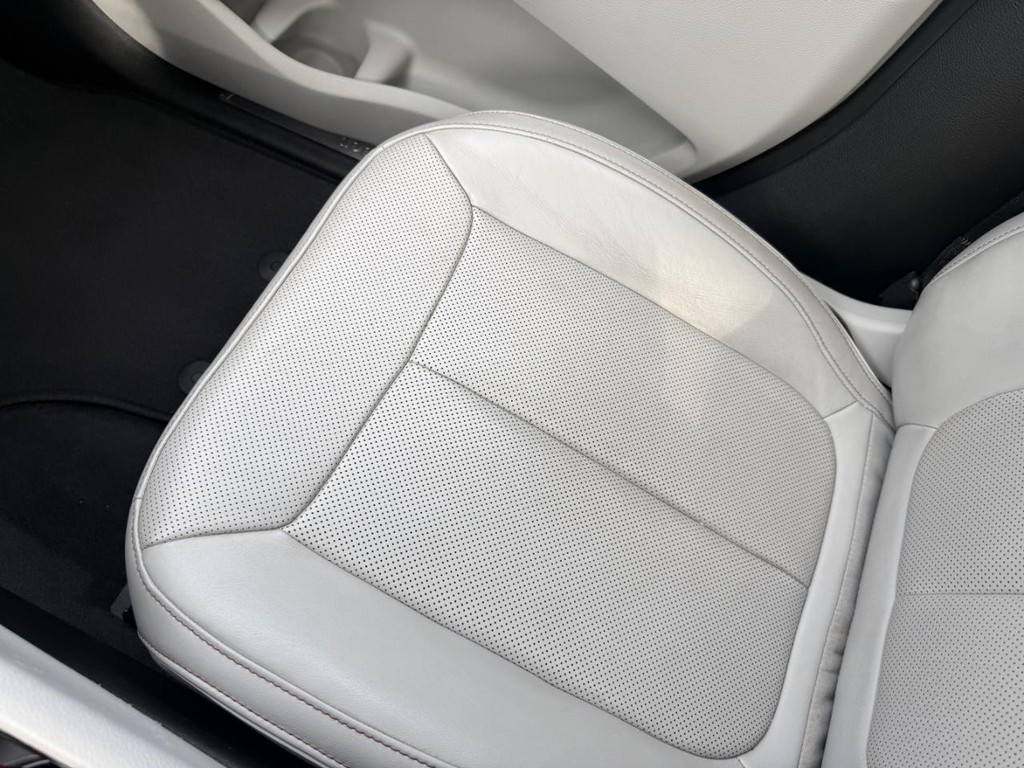 Jeep Grand Cherokee L Vehicle Full-screen Gallery Image 23