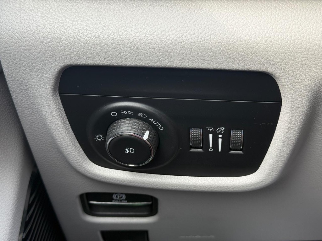 Jeep Grand Cherokee L Vehicle Full-screen Gallery Image 25