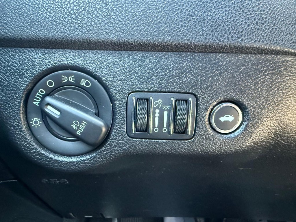 Dodge Charger Vehicle Full-screen Gallery Image 24