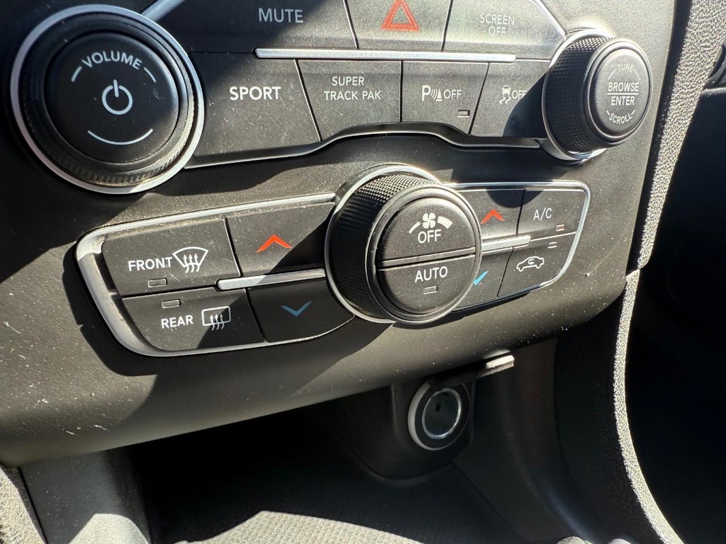 Dodge Charger Vehicle Full-screen Gallery Image 25