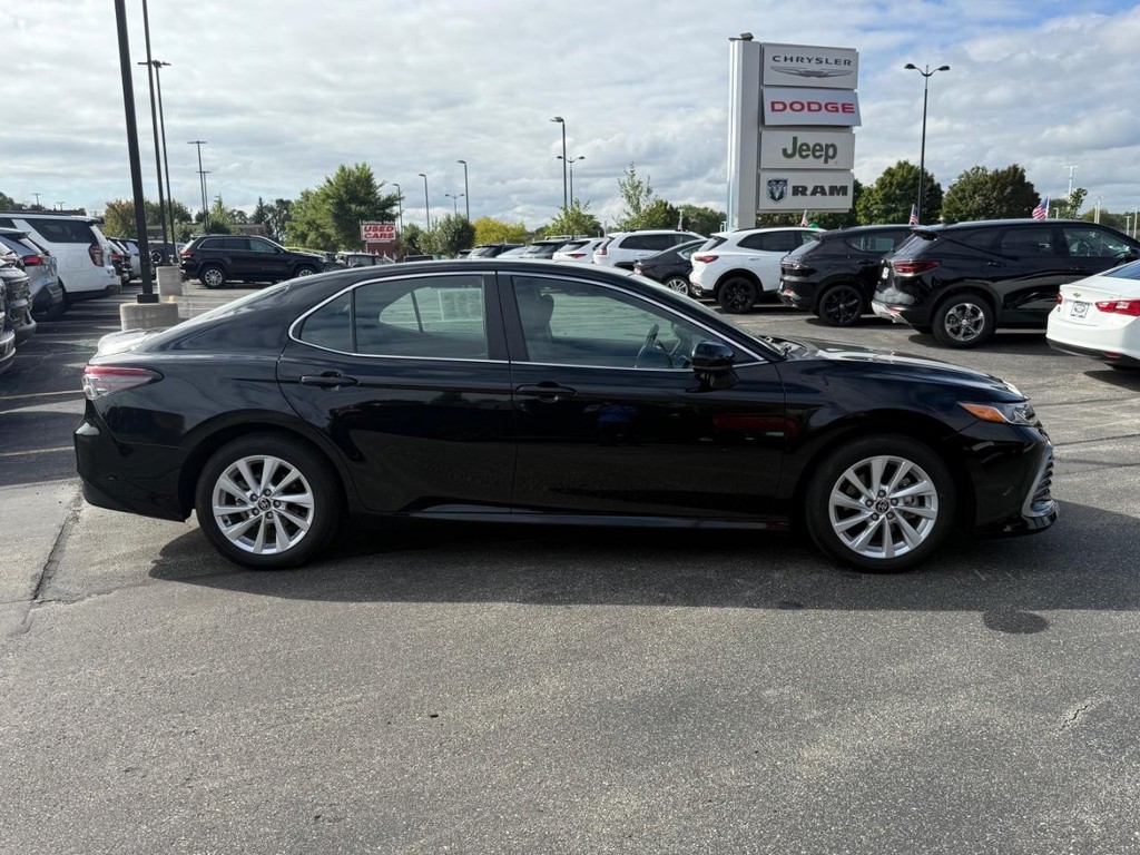 Toyota Camry Vehicle Full-screen Gallery Image 02