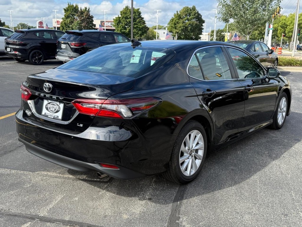 Toyota Camry Vehicle Full-screen Gallery Image 03