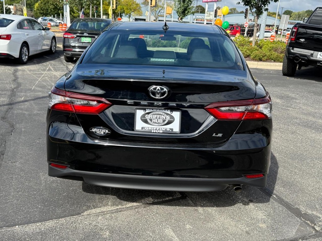 Toyota Camry Vehicle Full-screen Gallery Image 04