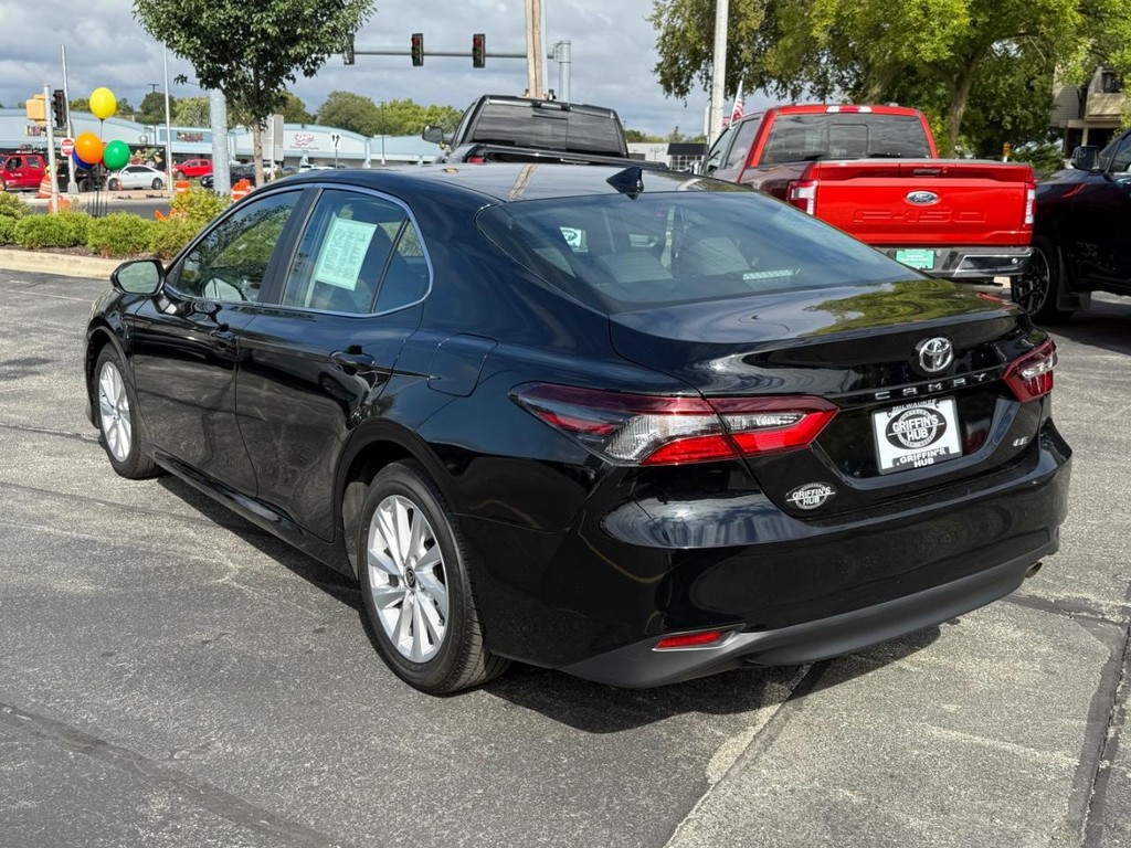 Toyota Camry Vehicle Full-screen Gallery Image 05