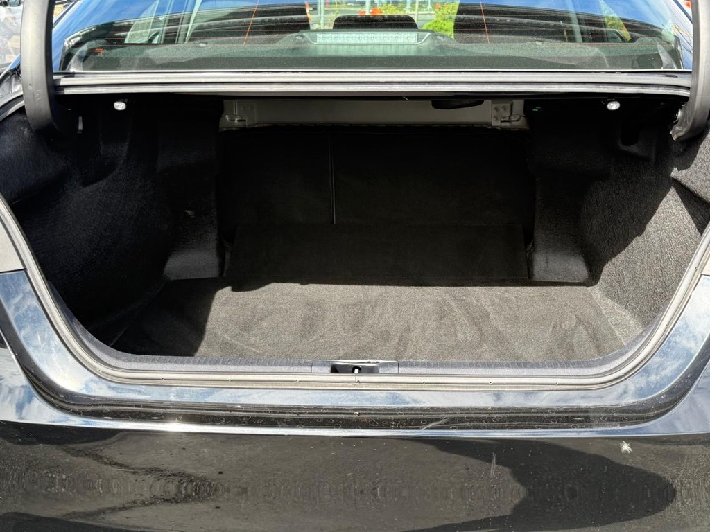 Toyota Camry Vehicle Full-screen Gallery Image 06