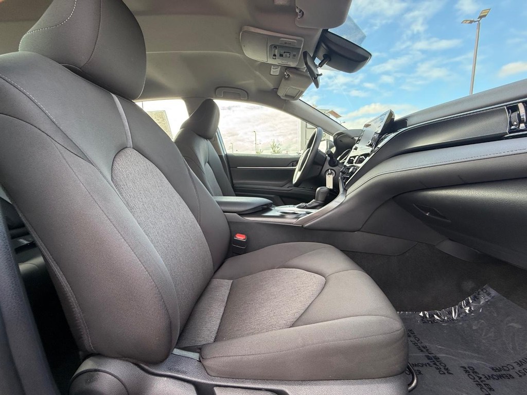 Toyota Camry Vehicle Full-screen Gallery Image 07