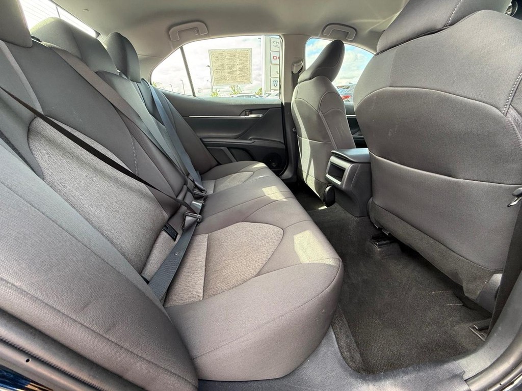 Toyota Camry Vehicle Full-screen Gallery Image 08