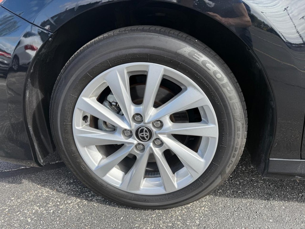 Toyota Camry Vehicle Full-screen Gallery Image 12