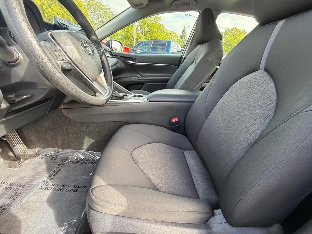 Toyota Camry Vehicle Full-screen Gallery Image 13