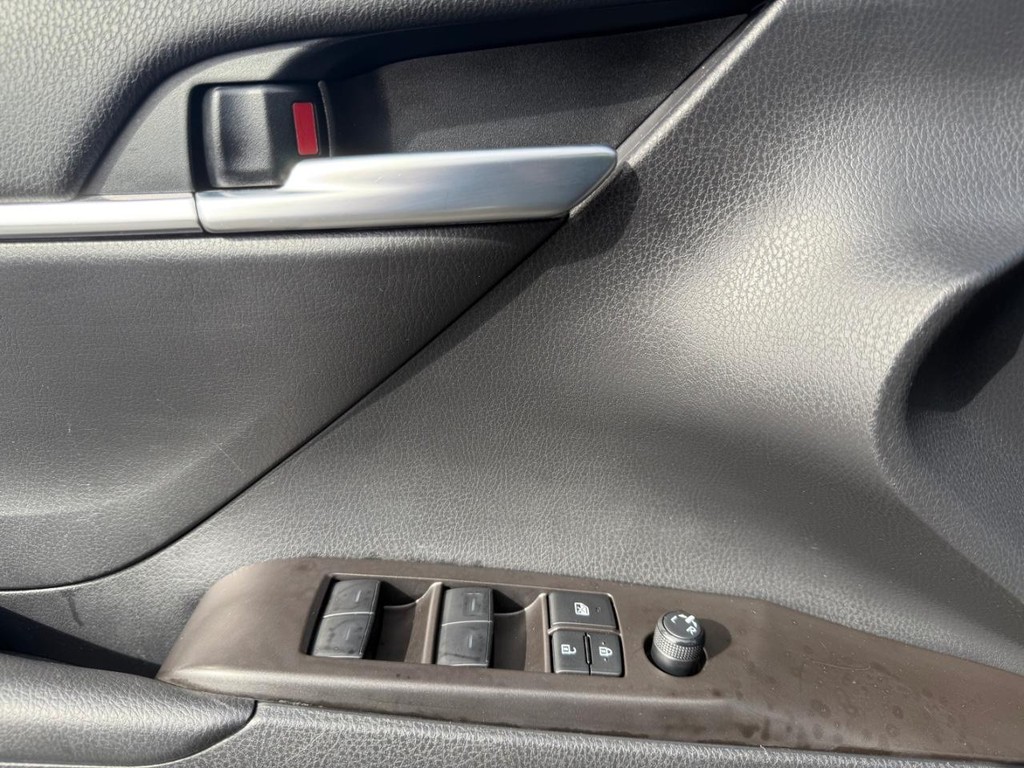 Toyota Camry Vehicle Full-screen Gallery Image 14