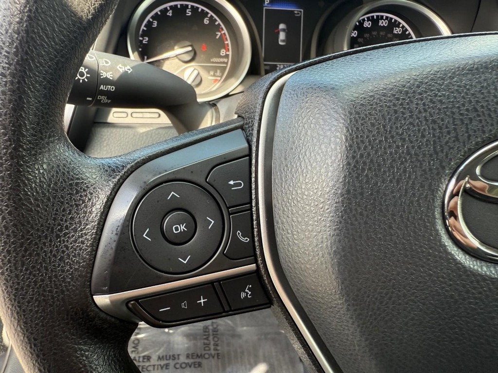 Toyota Camry Vehicle Full-screen Gallery Image 15