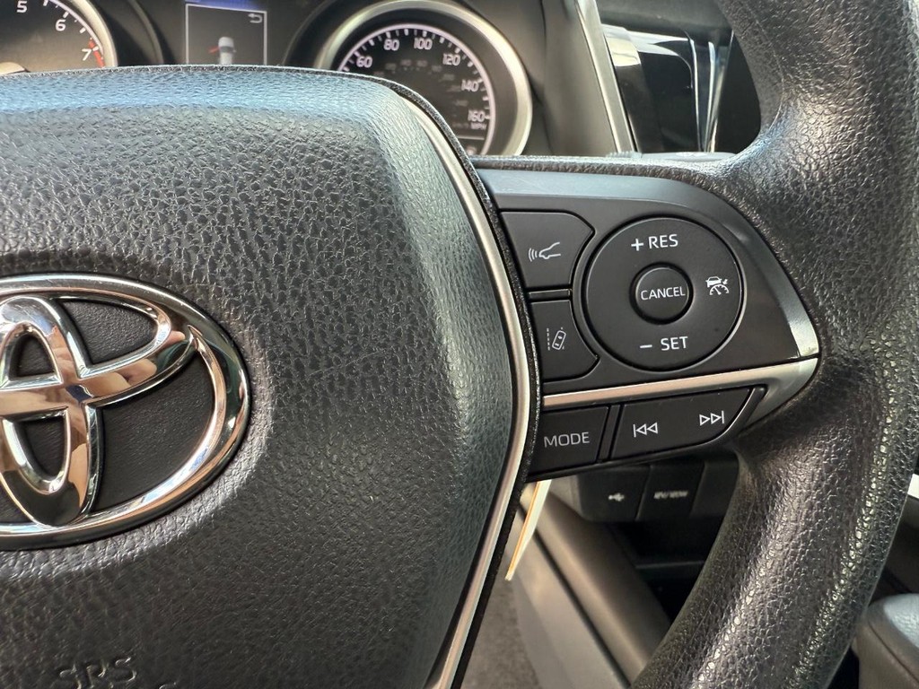 Toyota Camry Vehicle Full-screen Gallery Image 16