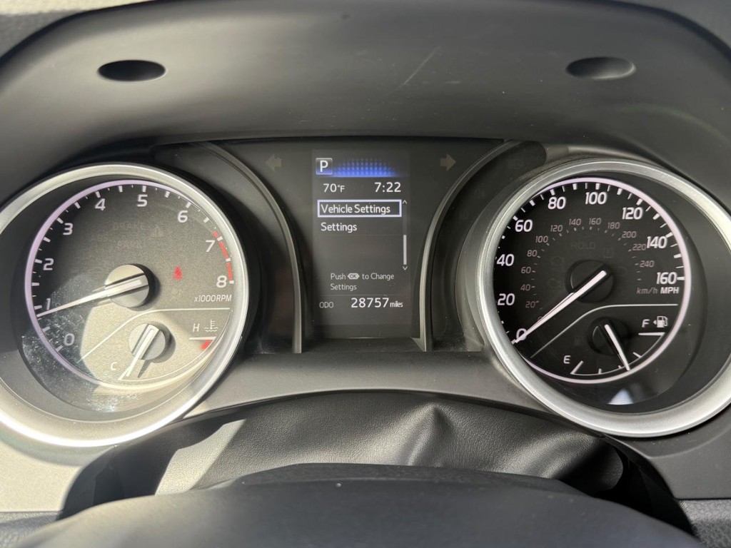 Toyota Camry Vehicle Full-screen Gallery Image 17