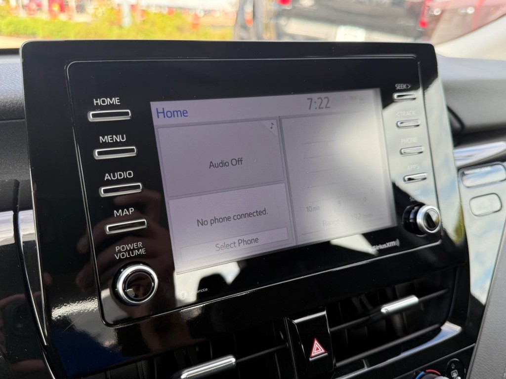 Toyota Camry Vehicle Full-screen Gallery Image 18