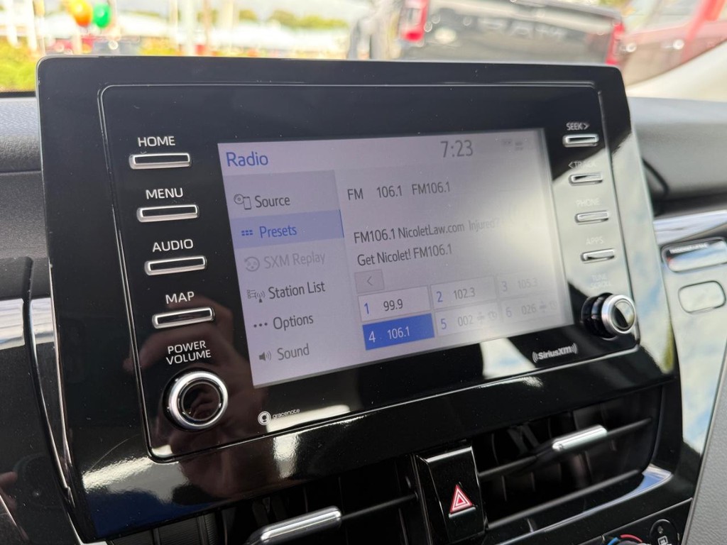 Toyota Camry Vehicle Full-screen Gallery Image 19