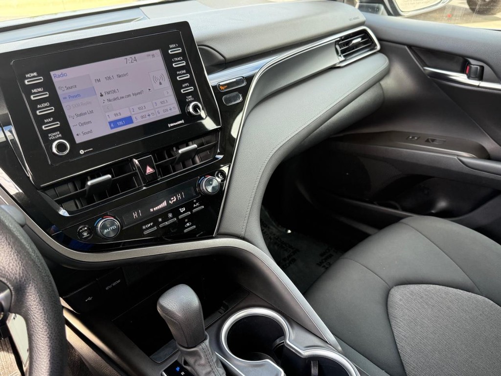 Toyota Camry Vehicle Full-screen Gallery Image 20
