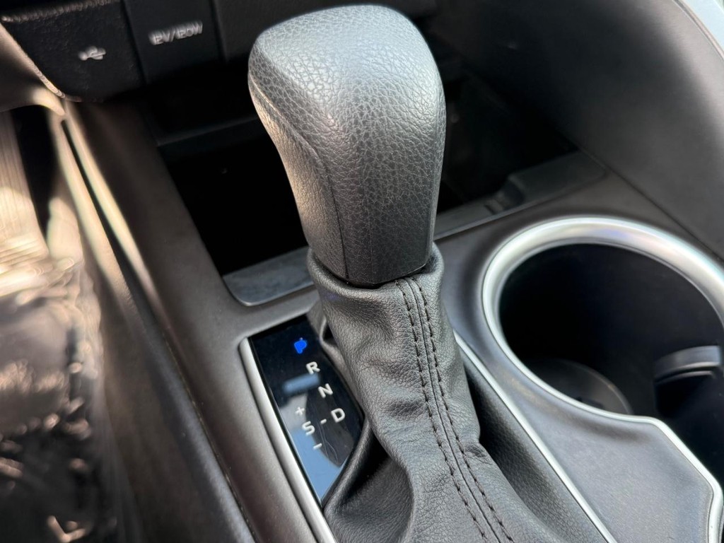 Toyota Camry Vehicle Full-screen Gallery Image 21