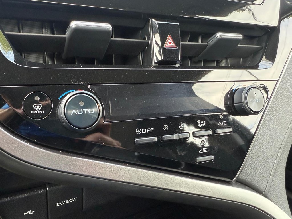 Toyota Camry Vehicle Full-screen Gallery Image 22