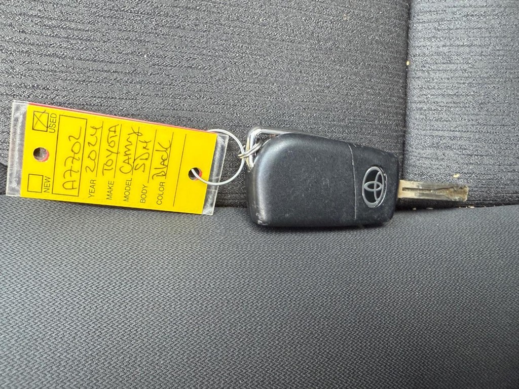 Toyota Camry Vehicle Full-screen Gallery Image 24