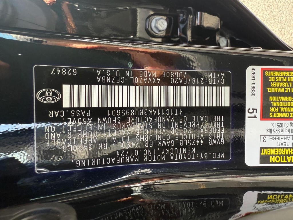 Toyota Camry Vehicle Full-screen Gallery Image 25