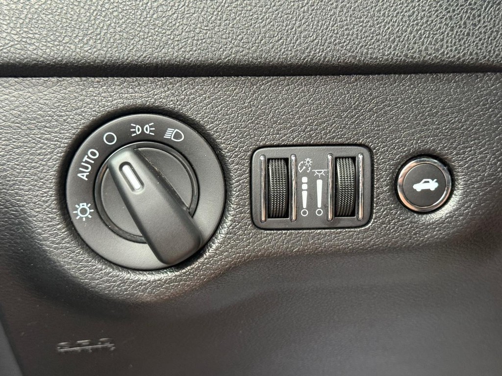 Dodge Charger Vehicle Full-screen Gallery Image 24