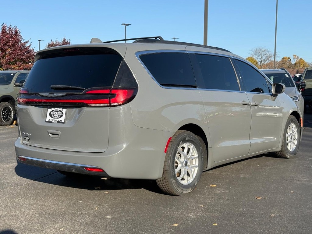 Chrysler Pacifica Vehicle Full-screen Gallery Image 04