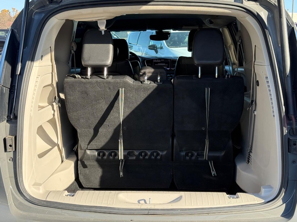 Chrysler Pacifica Vehicle Full-screen Gallery Image 07