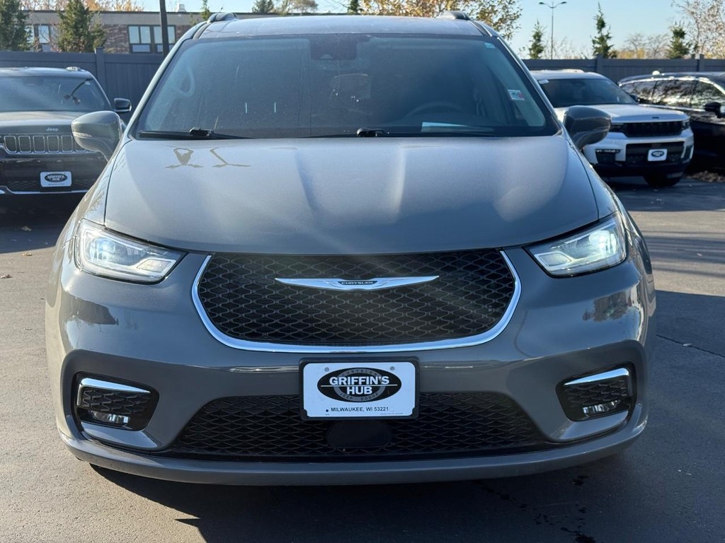 Chrysler Pacifica Vehicle Full-screen Gallery Image 10