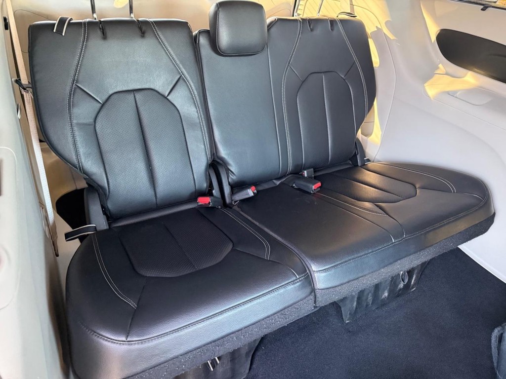 Chrysler Pacifica Vehicle Full-screen Gallery Image 11