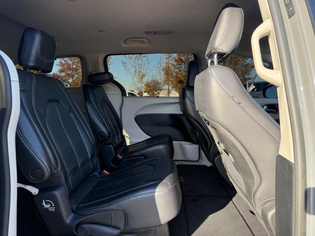 Chrysler Pacifica Vehicle Full-screen Gallery Image 12