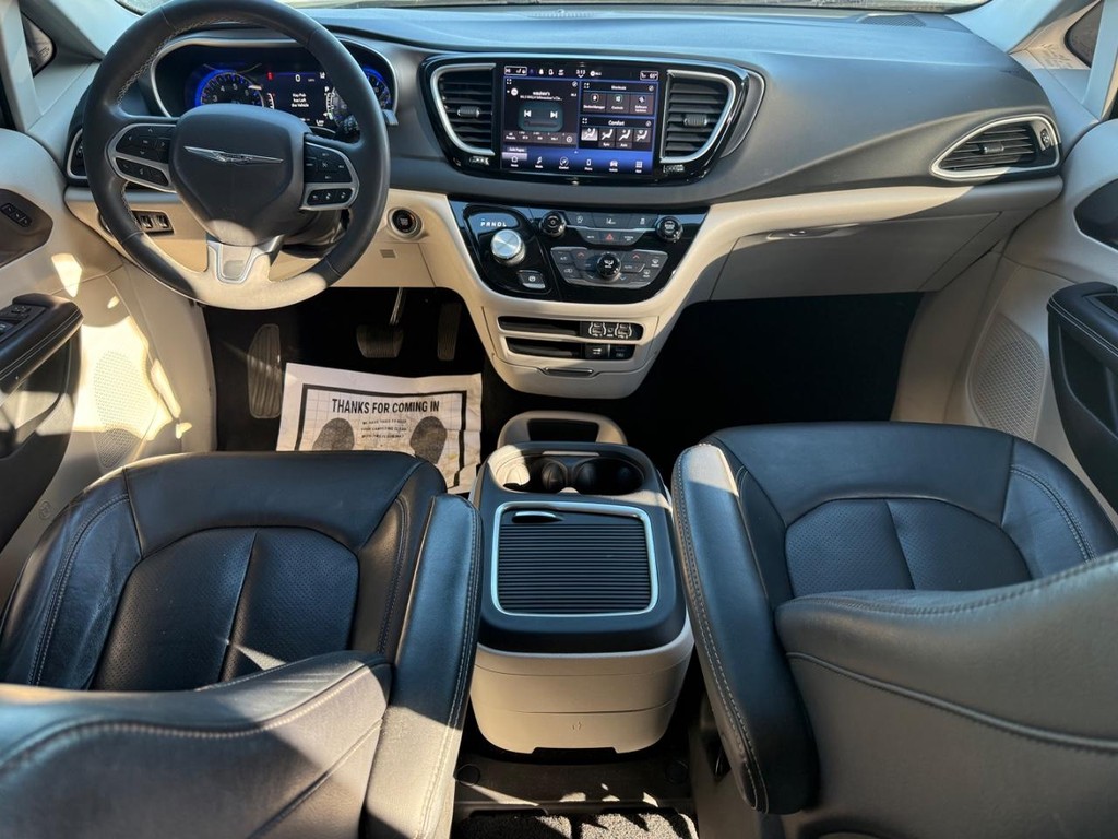 Chrysler Pacifica Vehicle Full-screen Gallery Image 13