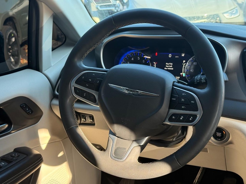 Chrysler Pacifica Vehicle Full-screen Gallery Image 14