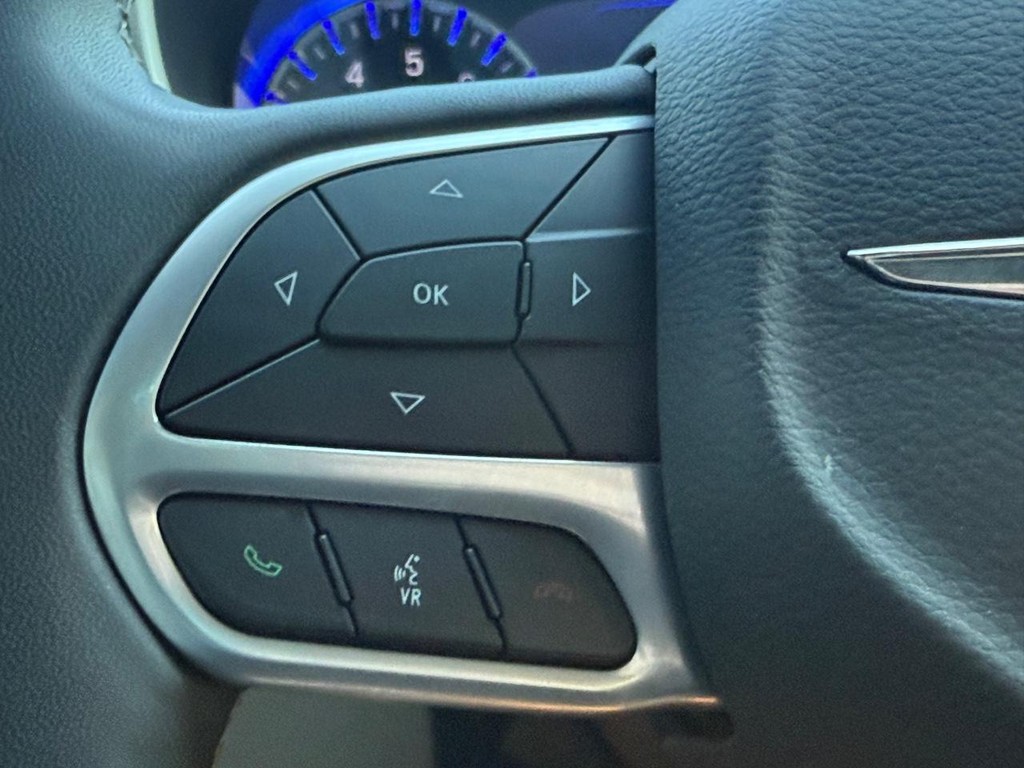 Chrysler Pacifica Vehicle Full-screen Gallery Image 15