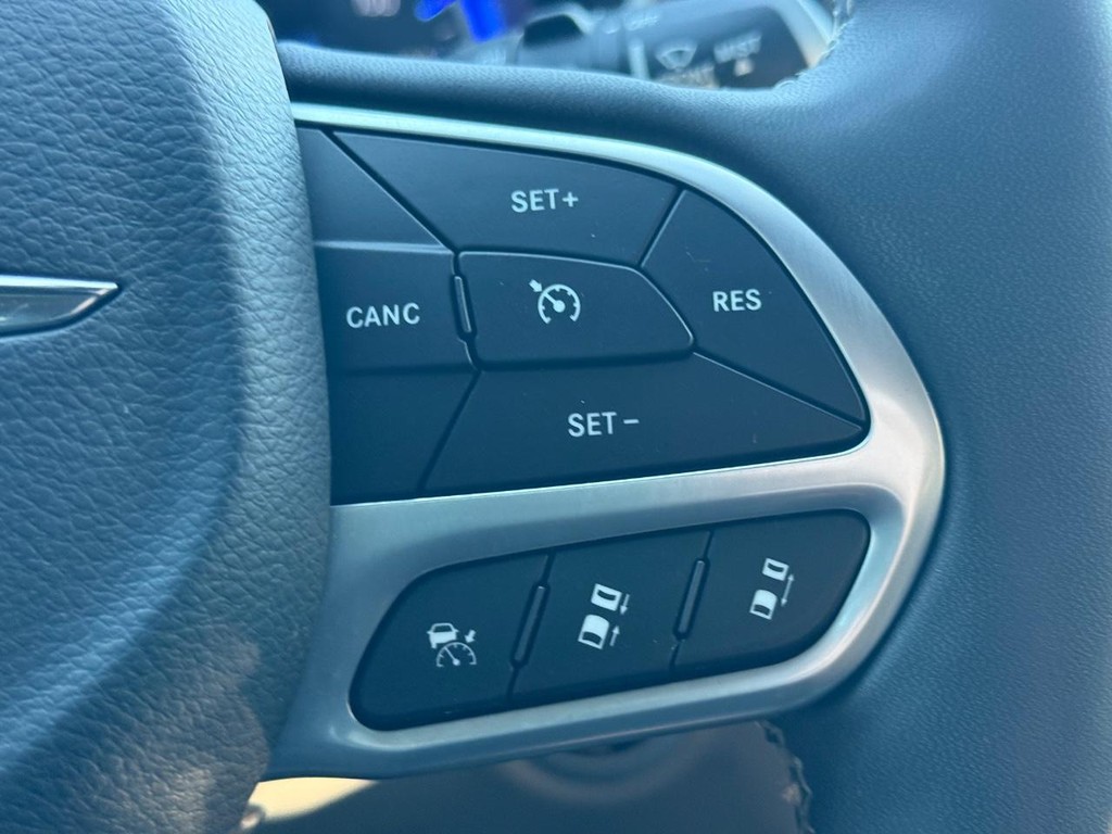 Chrysler Pacifica Vehicle Full-screen Gallery Image 16