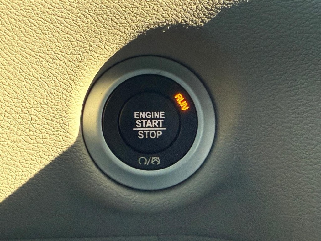 Chrysler Pacifica Vehicle Full-screen Gallery Image 17