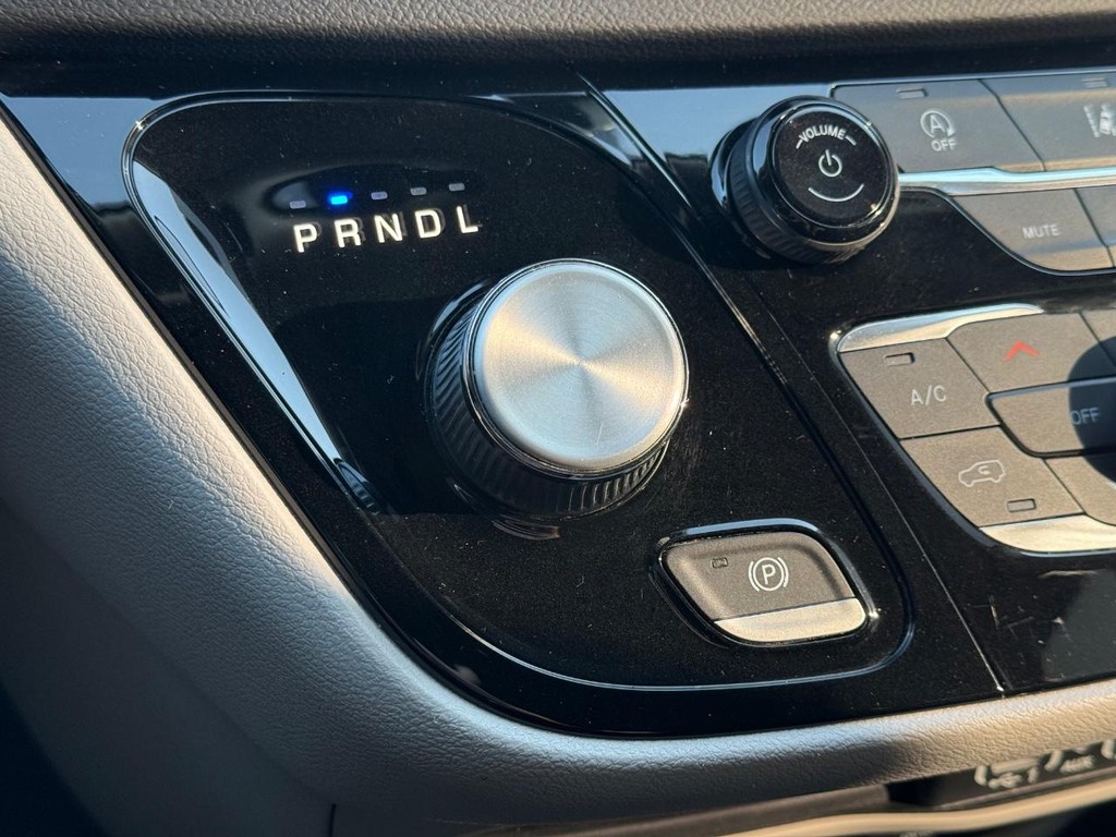 Chrysler Pacifica Vehicle Full-screen Gallery Image 21