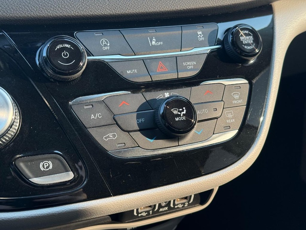 Chrysler Pacifica Vehicle Full-screen Gallery Image 22