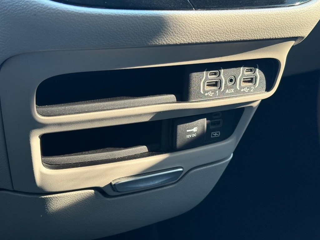 Chrysler Pacifica Vehicle Full-screen Gallery Image 23