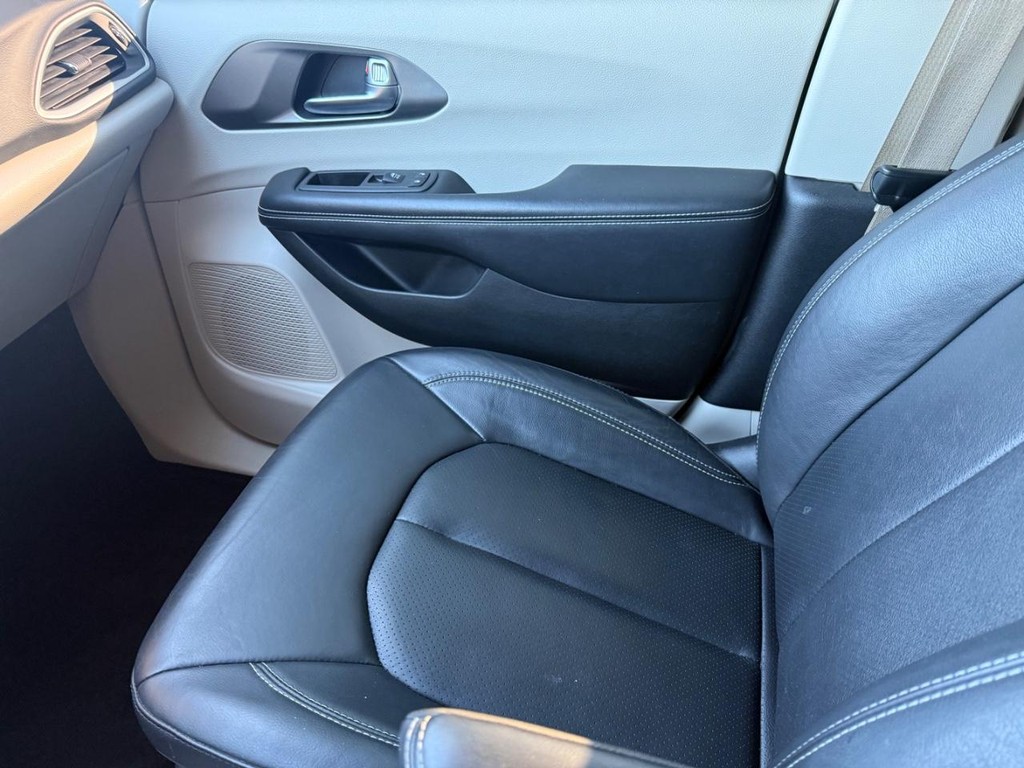 Chrysler Pacifica Vehicle Full-screen Gallery Image 24