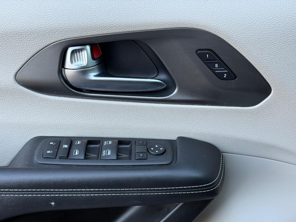 Chrysler Pacifica Vehicle Full-screen Gallery Image 27
